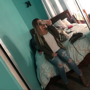 Meet your posher, Kandy! 🙋🏼‍♀️